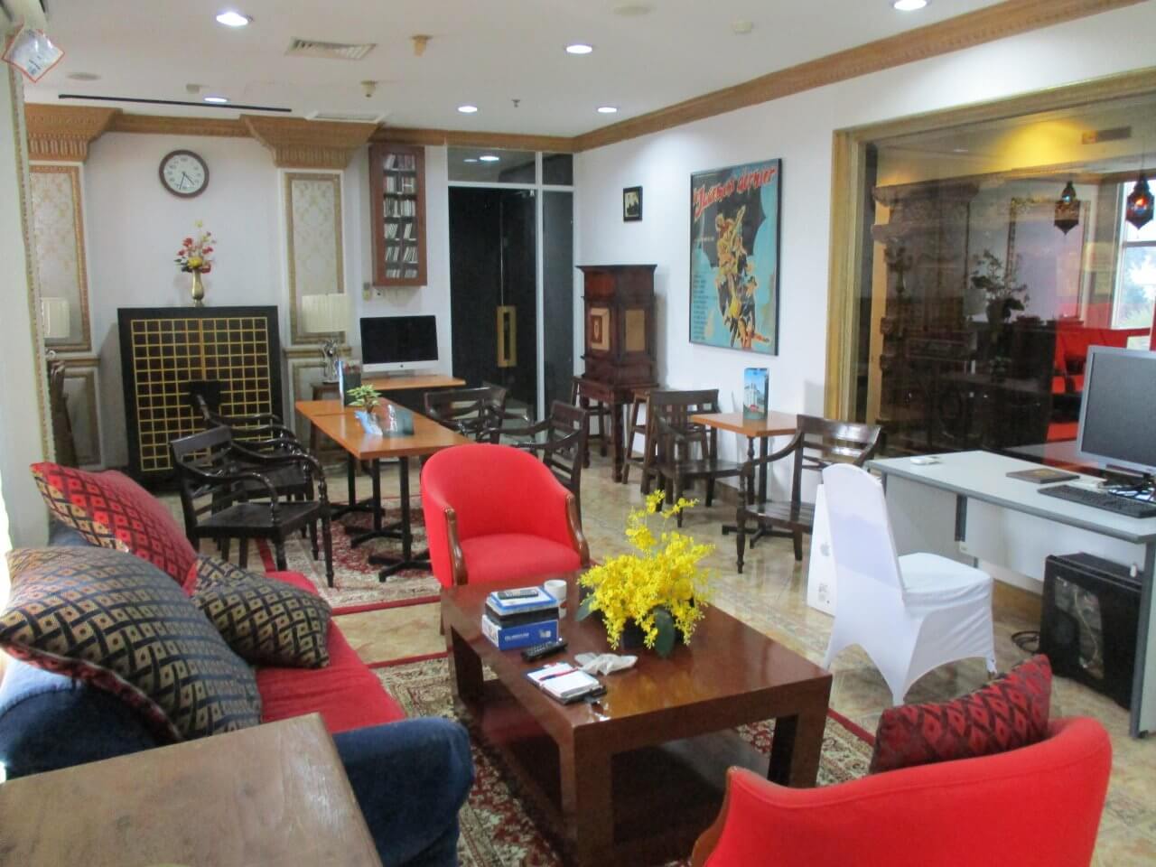 The Lounge adalah ruang tunggu sebelum film diputar yang juga bisa digunakan sebagai co-working space